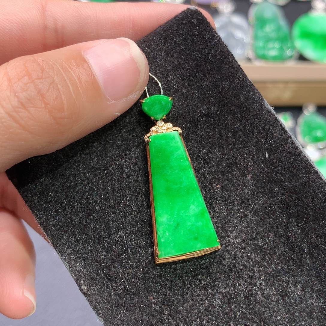 翡翠吊坠(赠链)18K金镶嵌