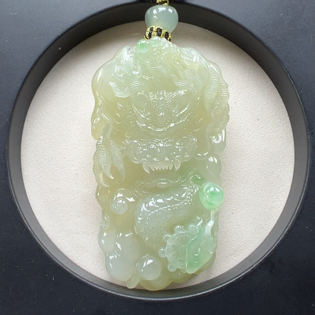 翡翠未镶嵌颈饰龙