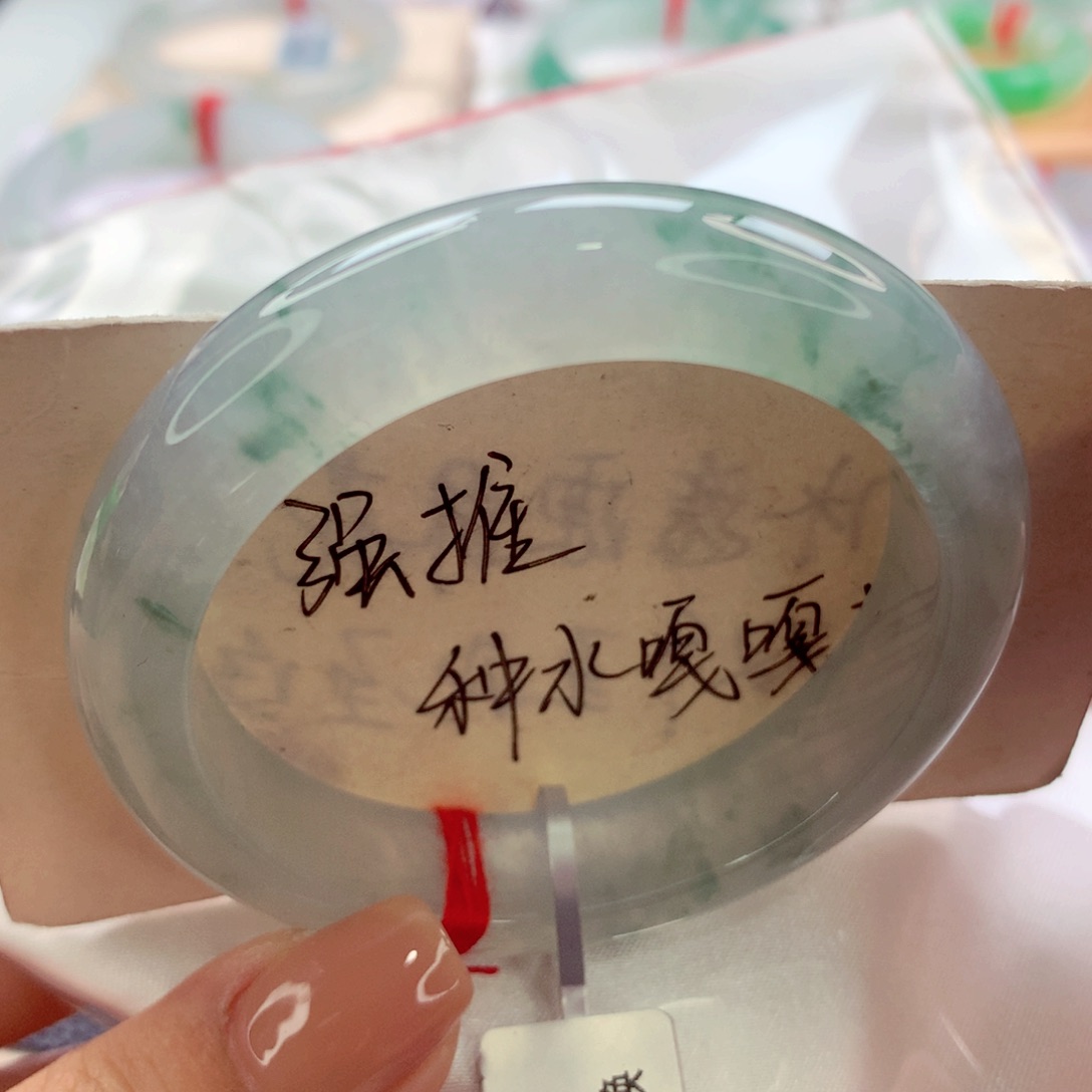 翡翠手镯未镶嵌师妹