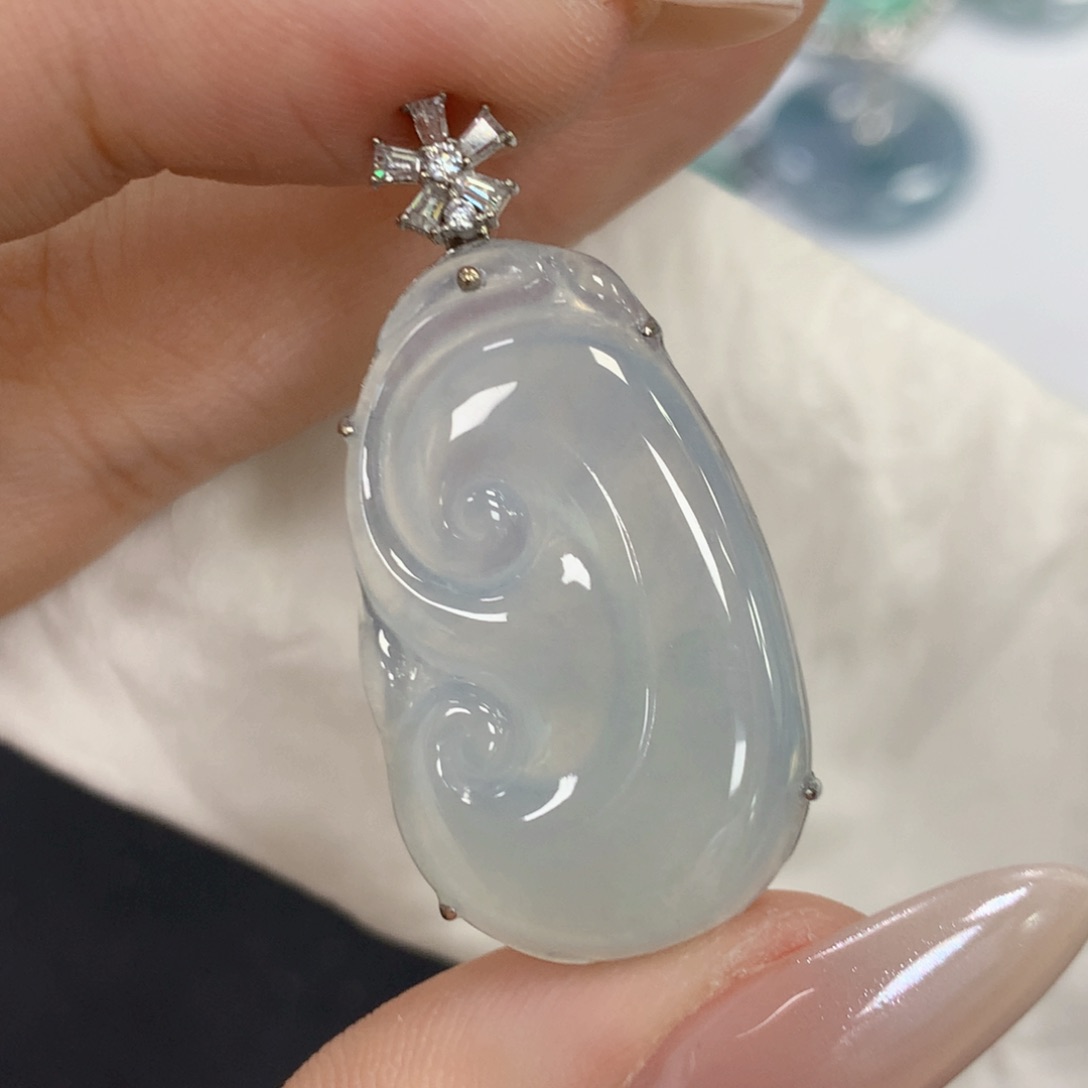 颈饰18K金镶嵌翡翠