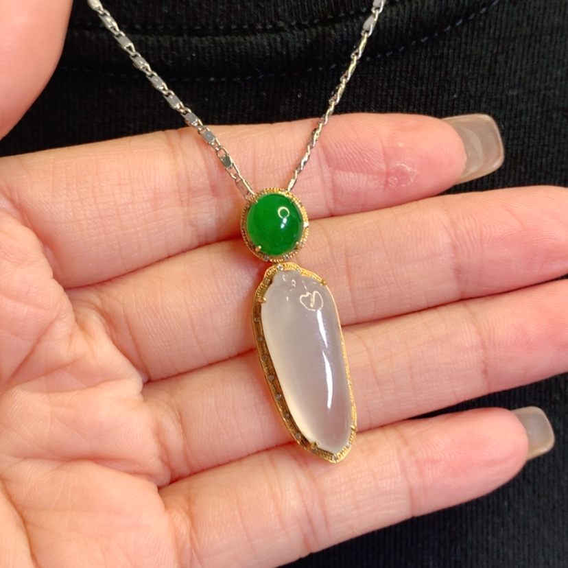 【闪购商品】颈饰18K金镶嵌翡翠福瓜