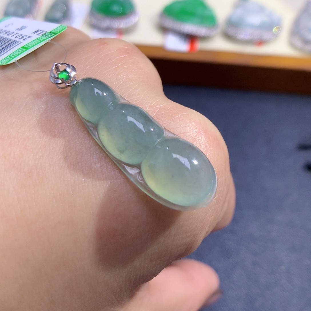 翡翠颈饰18K金镶嵌福豆