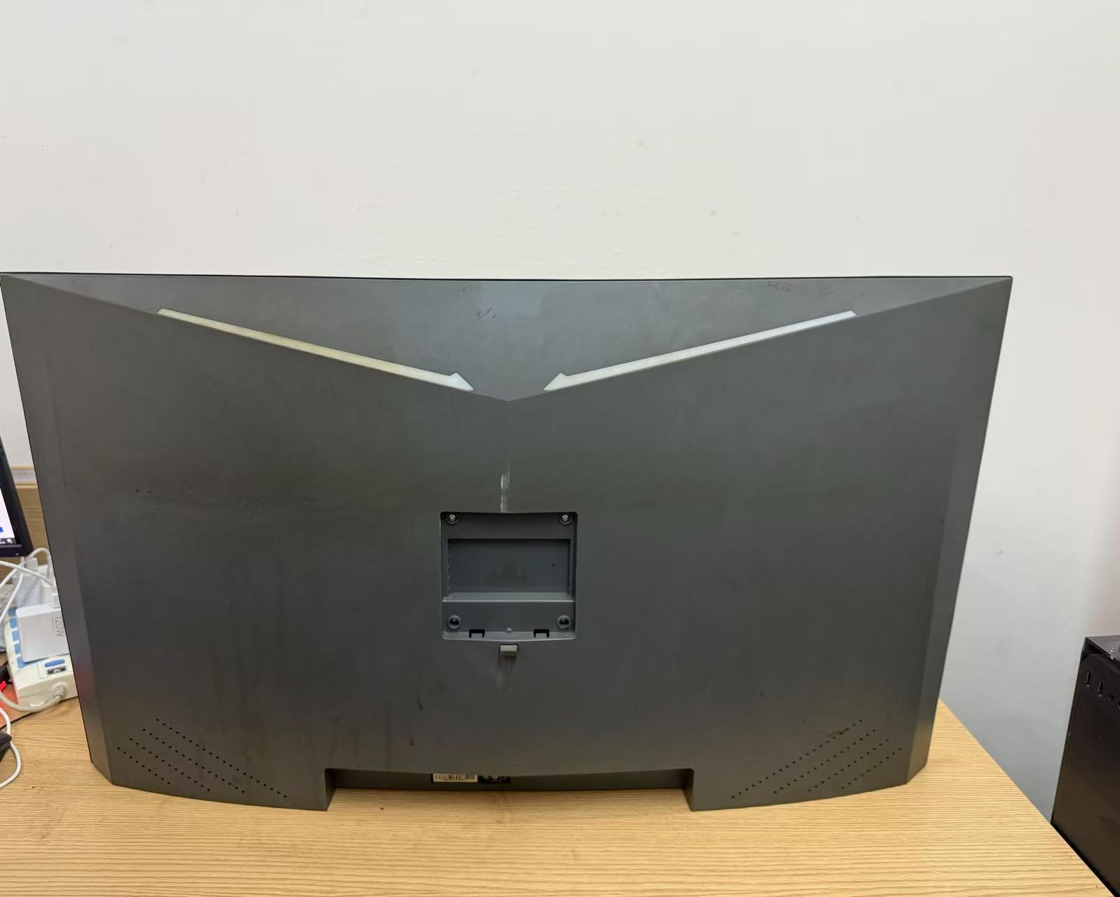 9新 TITAN ARMY/泰坦军团  40寸1k165hz高刷电竞显示器