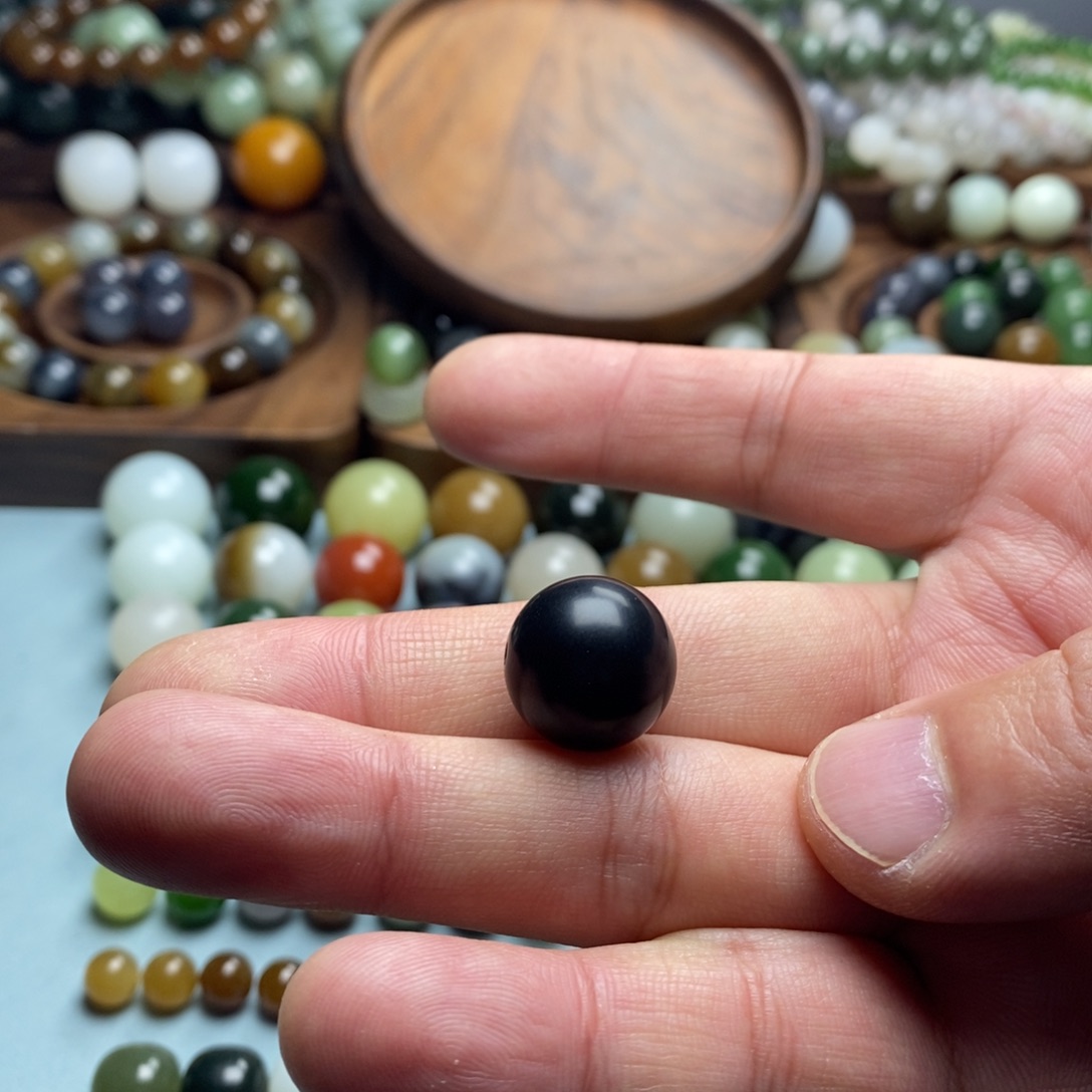 小***小和田玉未镶嵌颈饰卡15.5单珠