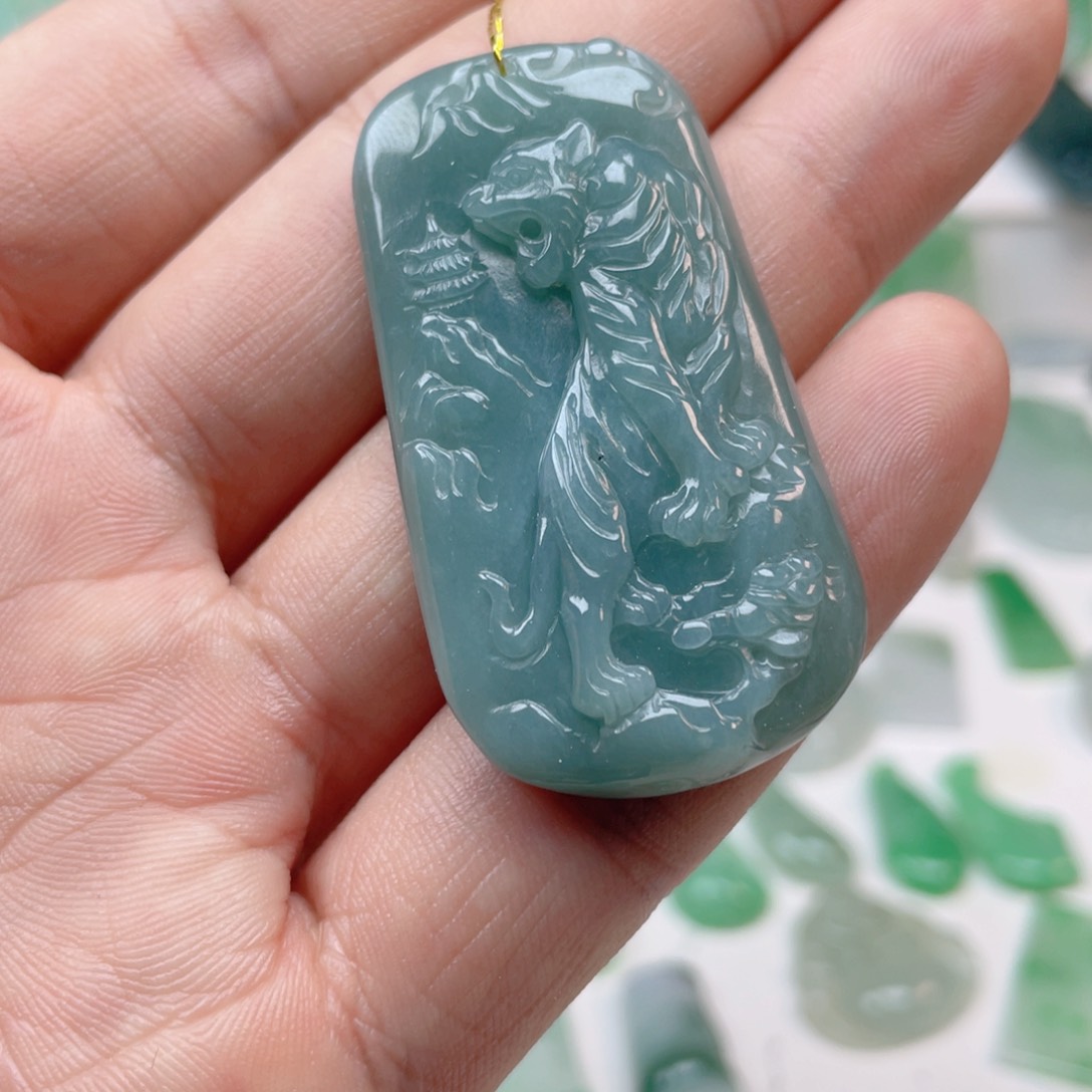 翡翠颈饰未镶嵌上山虎