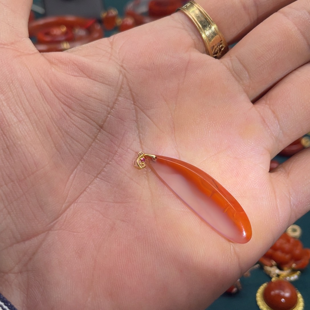 南红玛瑙川料冰飘半壁江山南红吊坠18K金镶嵌