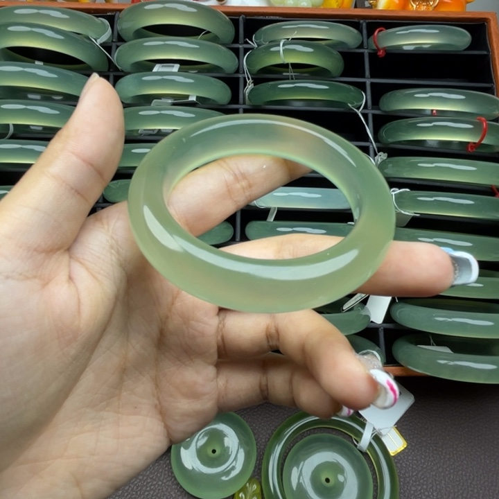 自***g蛇纹石玉未镶嵌颈饰