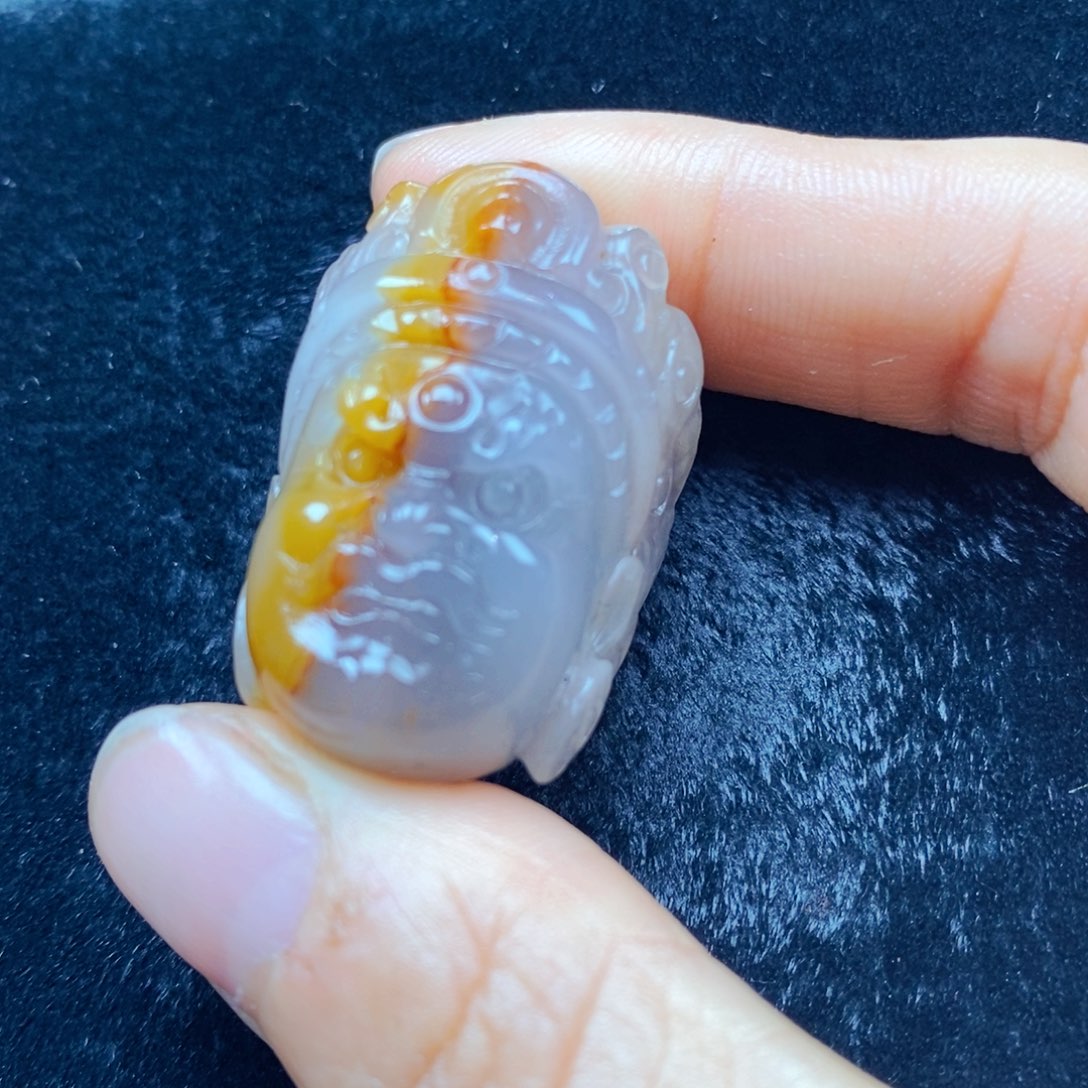 石英质玉（黄龙玉）未镶嵌颈饰