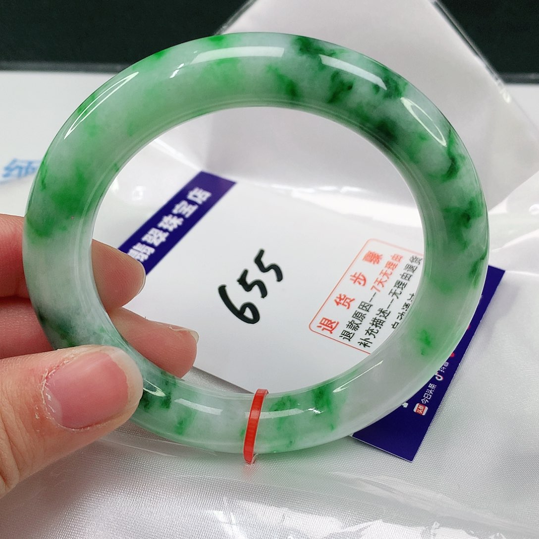 翡翠手镯未镶嵌翡翠