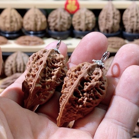 文玩核桃把件大*王吊坠一对