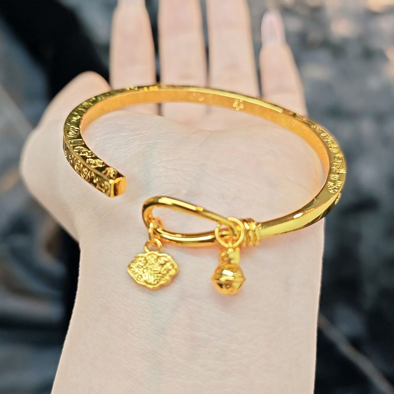  《苏灵推荐》时尚精品女士吉言锁 手镯2101