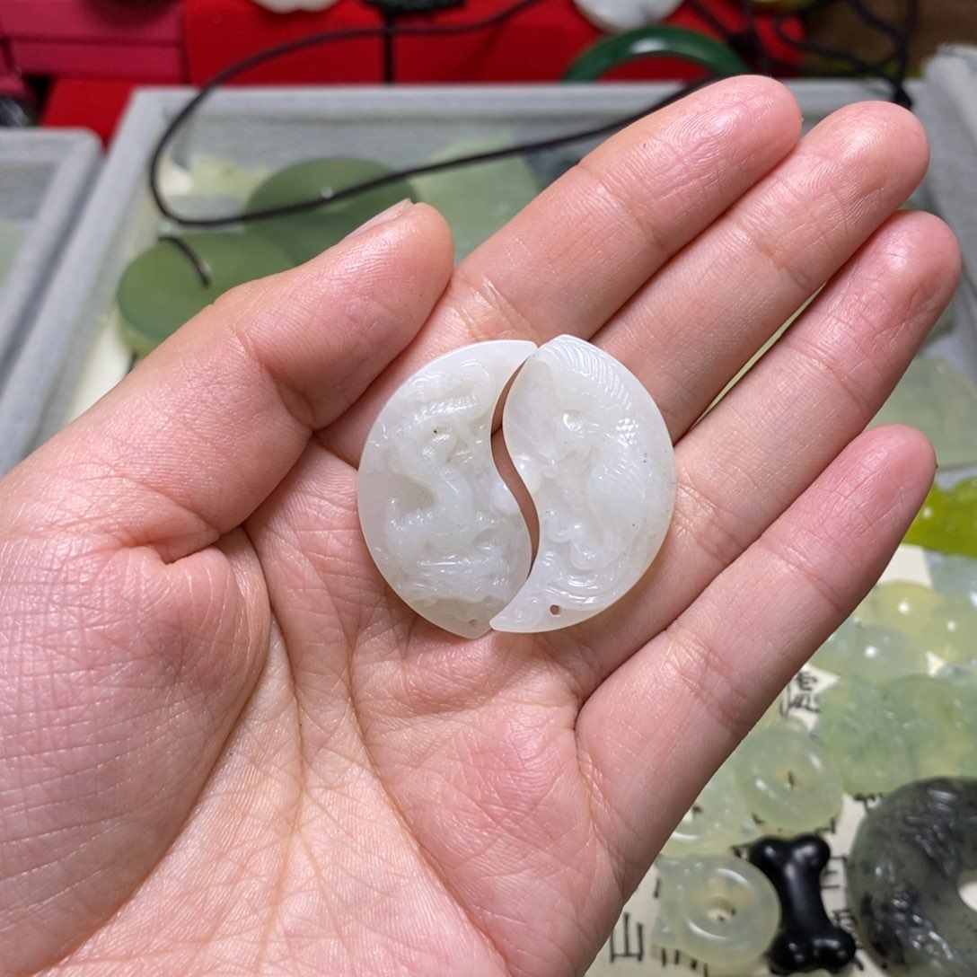 蛇纹石玉颈饰未镶嵌