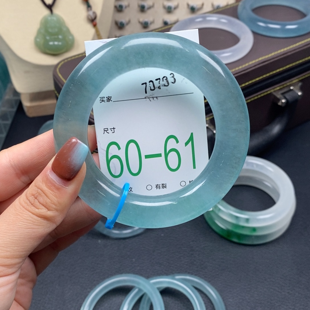 阿***梨石英质玉未镶嵌手镯