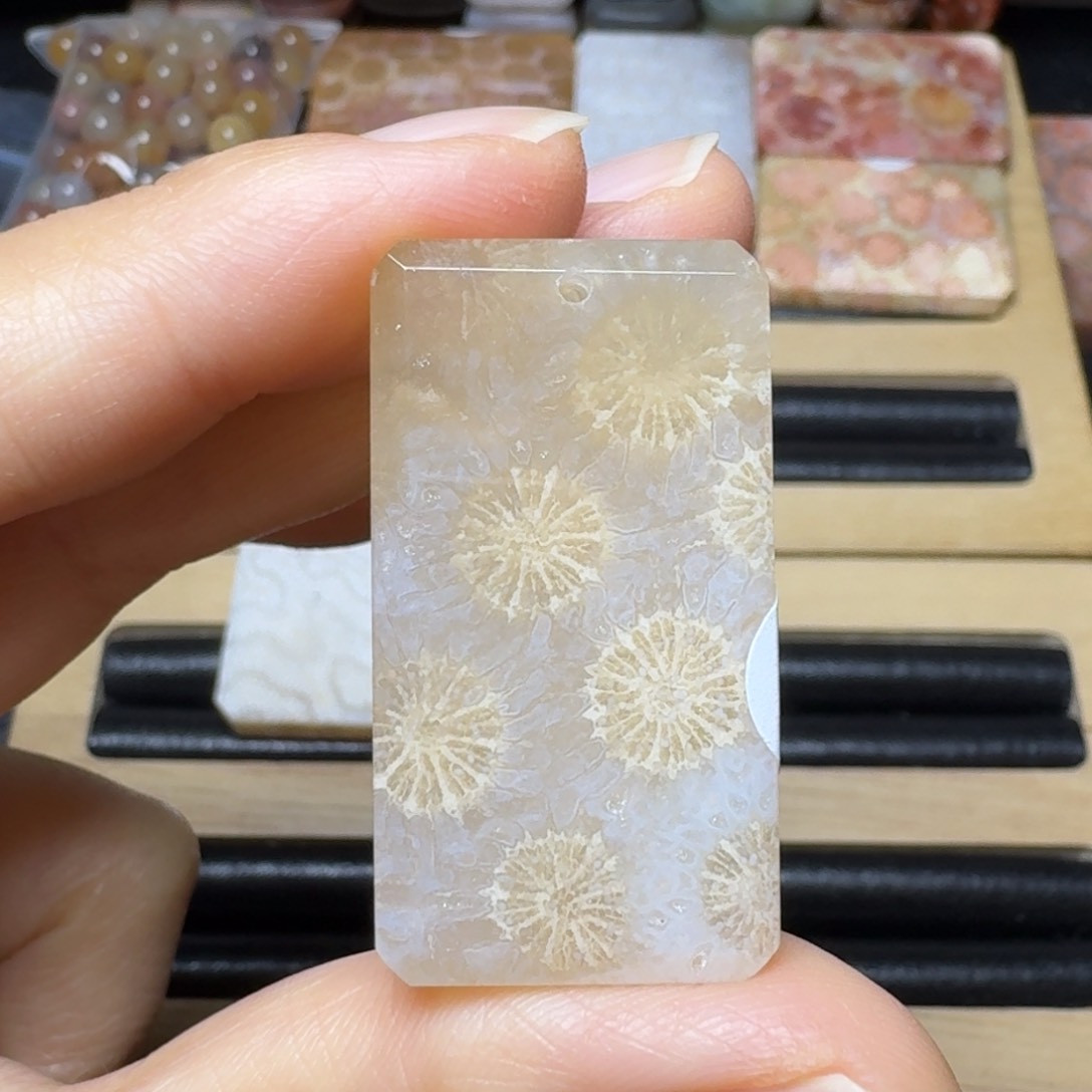 硅化玉有晶骼的浅糖花未镶嵌