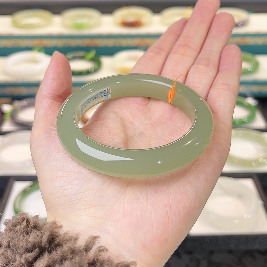 和田玉手镯未镶嵌高冰绿晴