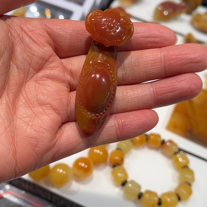 石英质玉（黄龙玉）未镶嵌颈饰