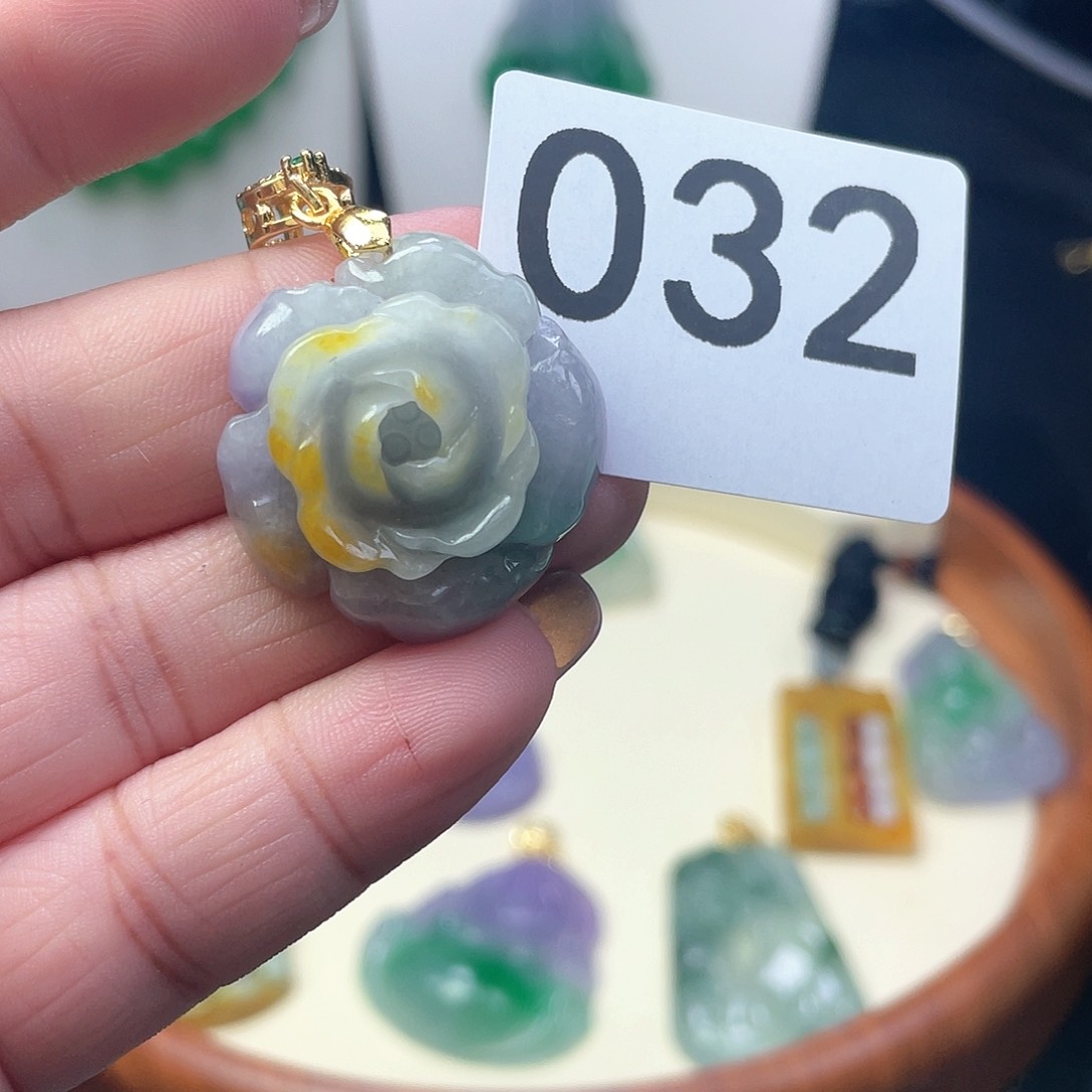 翡翠吊坠(赠链)未镶嵌