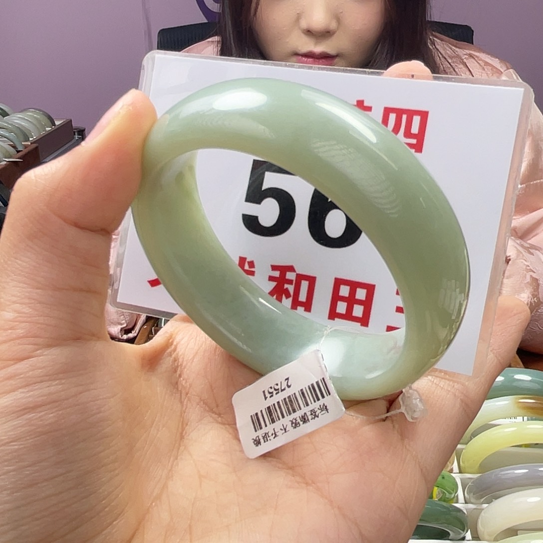 和田玉手镯未镶嵌因****）