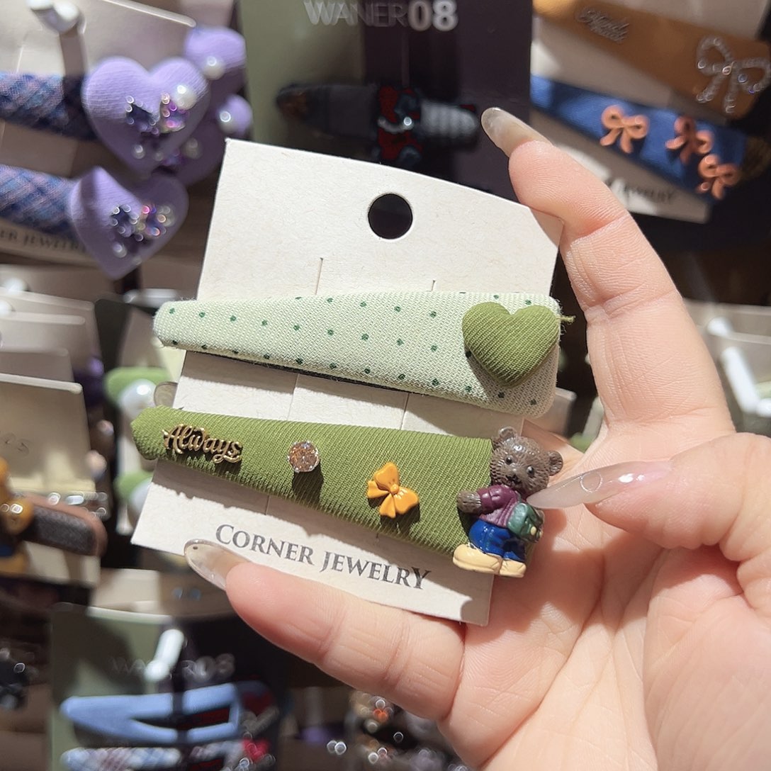 非金属绿色小熊爱心掰掰