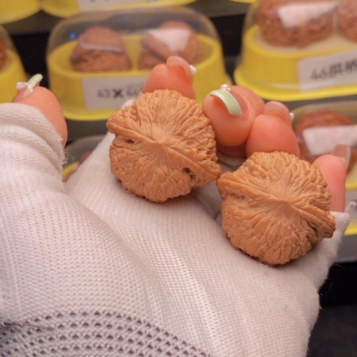 38全品泥鳅背文玩核桃把件