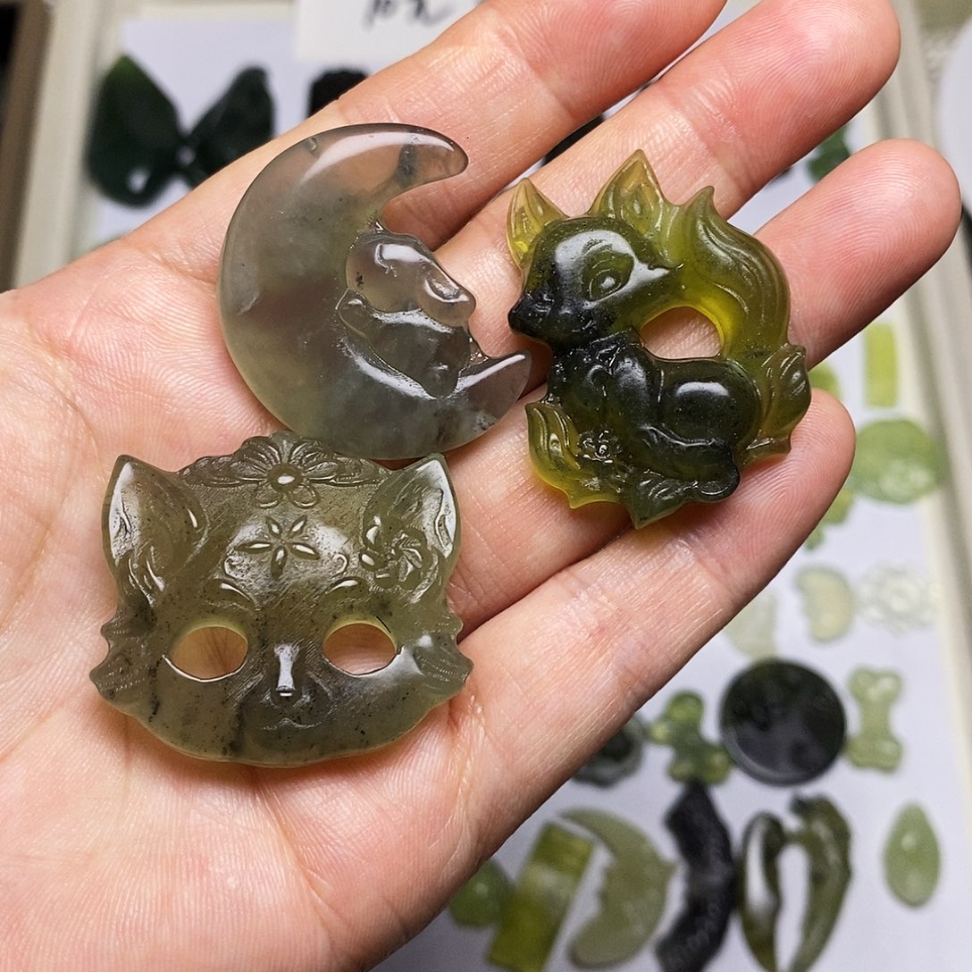 依***.蛇纹石玉未镶嵌颈饰