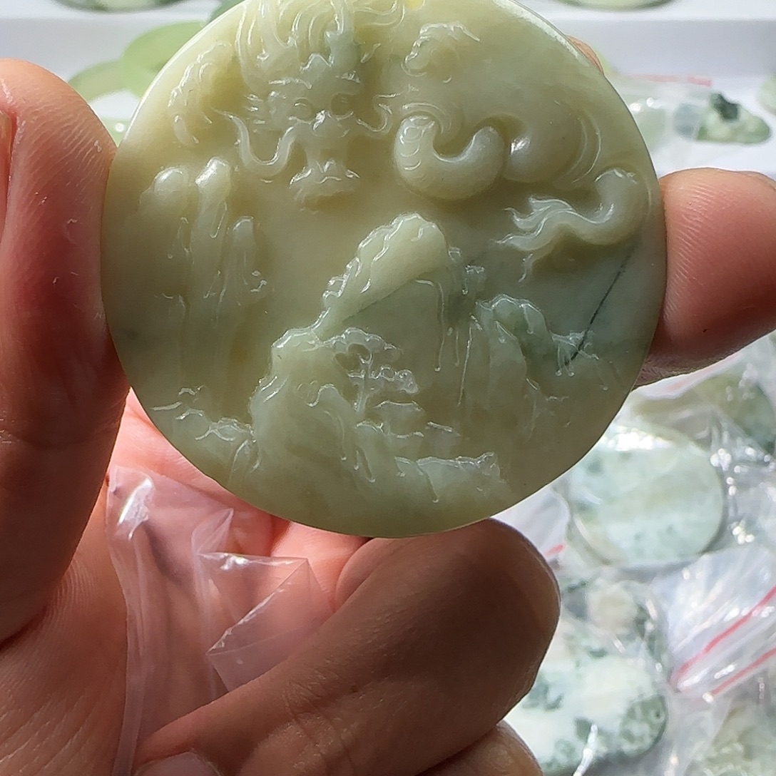 透闪石-蛇纹石玉未镶嵌颈饰