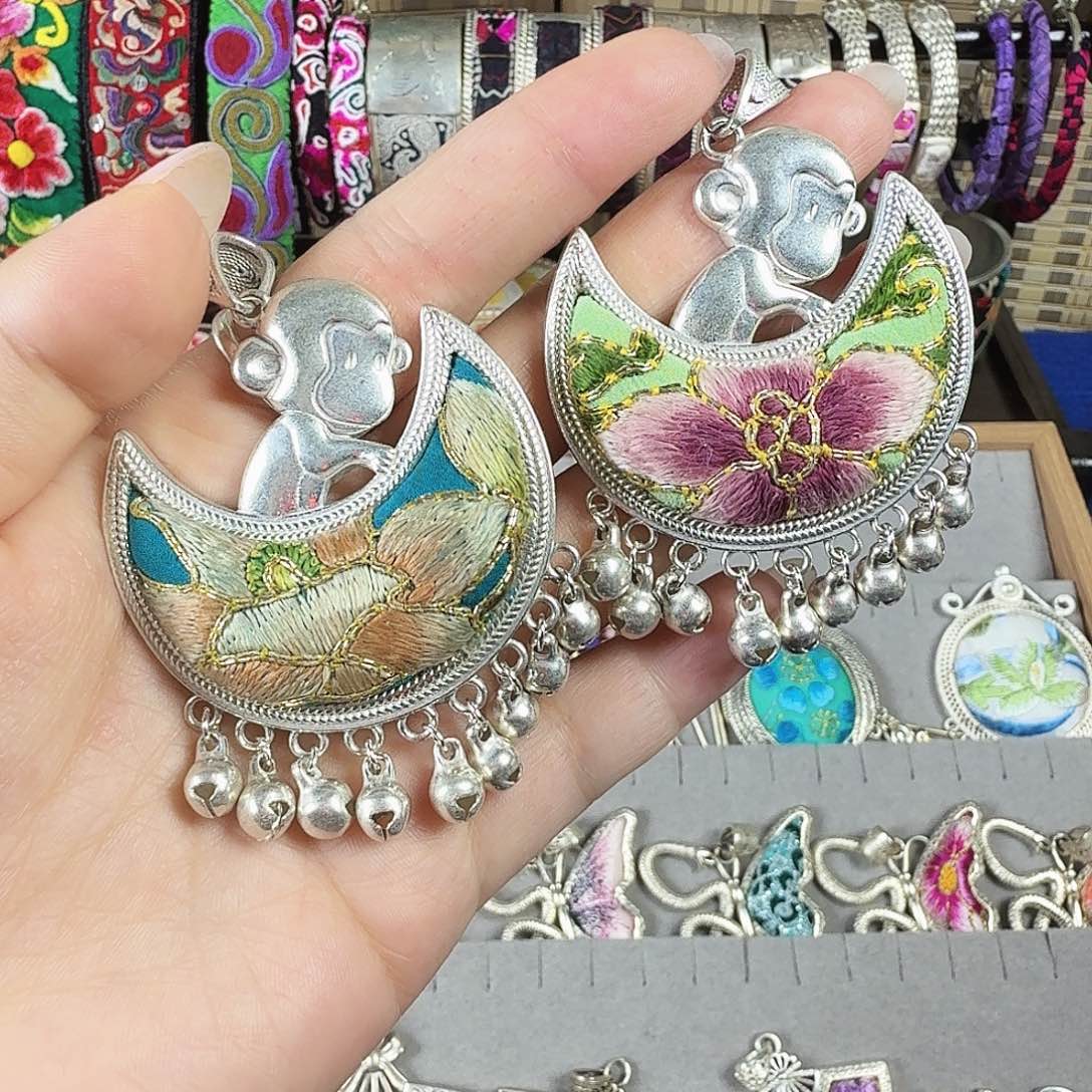 蓝***虫刺绣传承非遗刺绣饰品