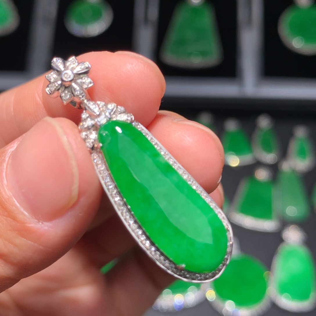 翡翠颈饰18K金镶嵌翡翠