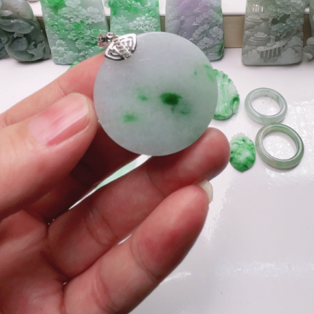 陈***贝翡翠未镶嵌颈饰翡翠