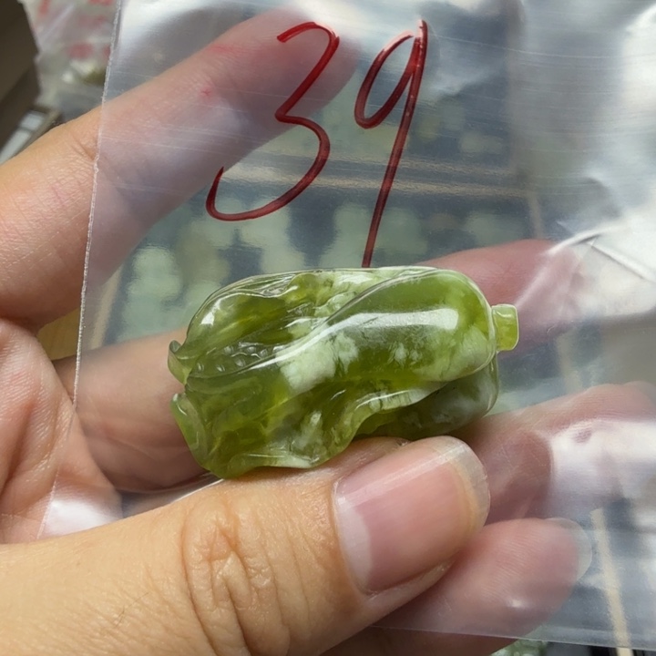 透闪石-蛇纹石玉吊坠未镶嵌