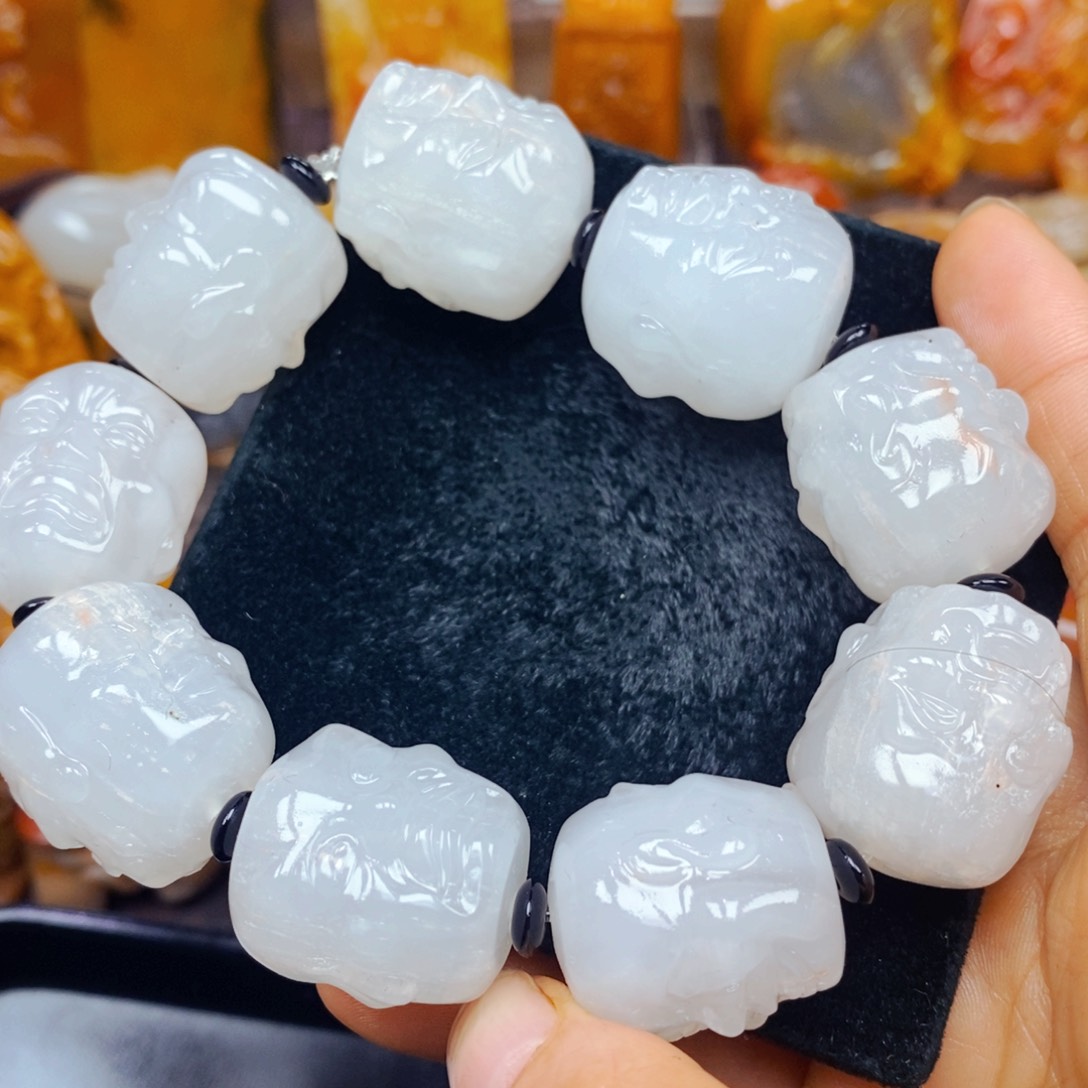 未镶嵌石英质玉（黄龙玉）颈饰