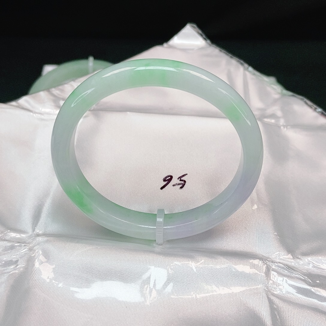 翡翠手镯未镶嵌贵妃