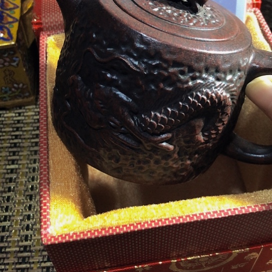 紫砂茶壶原矿泥料手工制作的紫砂壶。