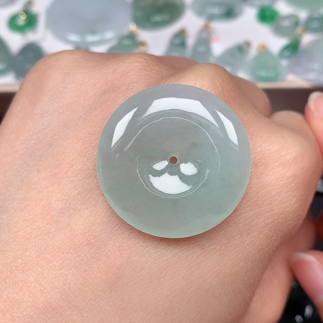 翡翠颈饰未镶嵌平安扣