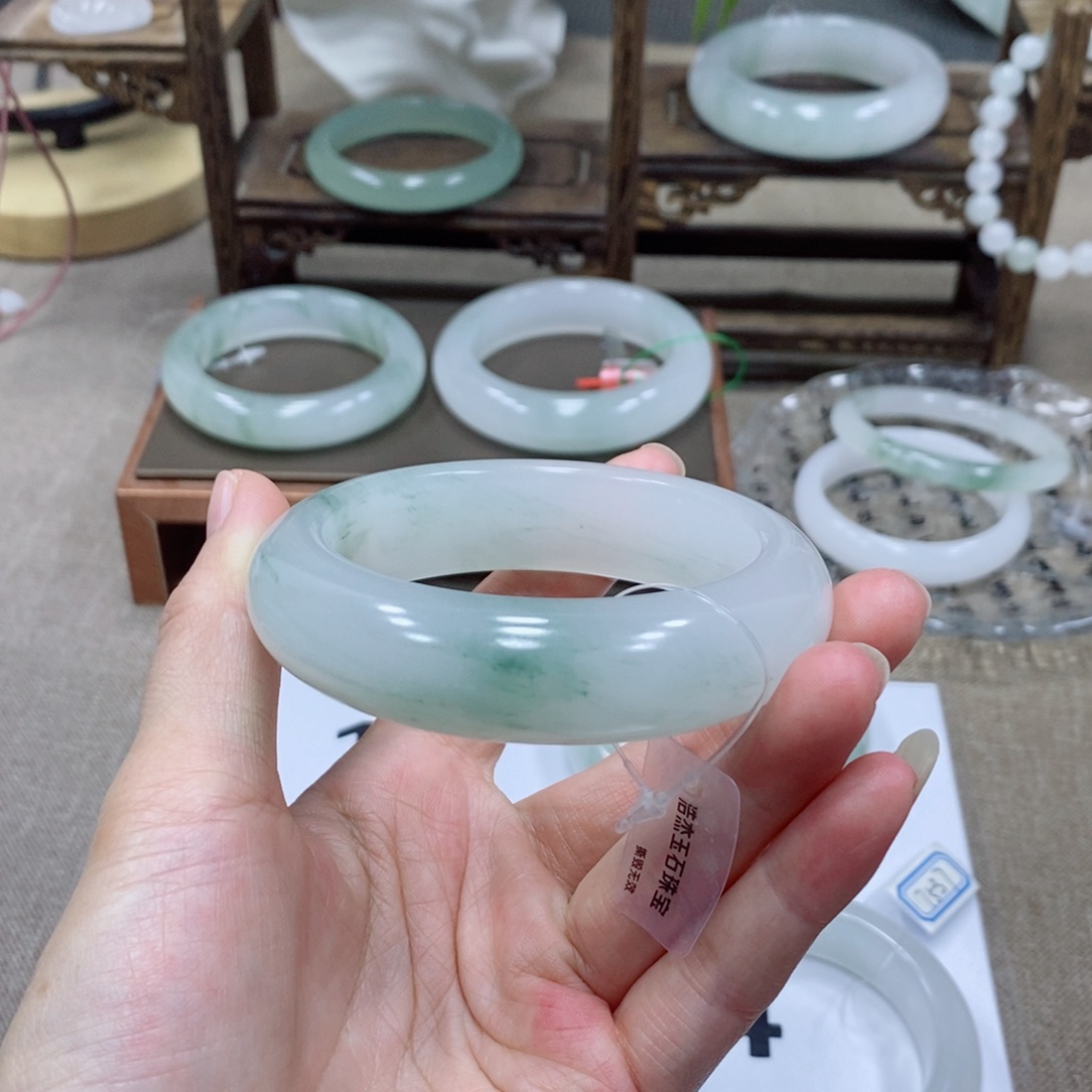 史***比石英质玉未镶嵌手镯