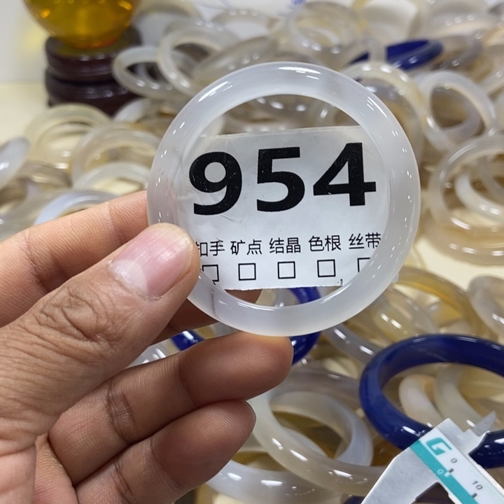 晴****玛瑙/玉髓手镯未镶嵌