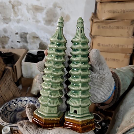 绿泥盘子碗茶壶啥都有
