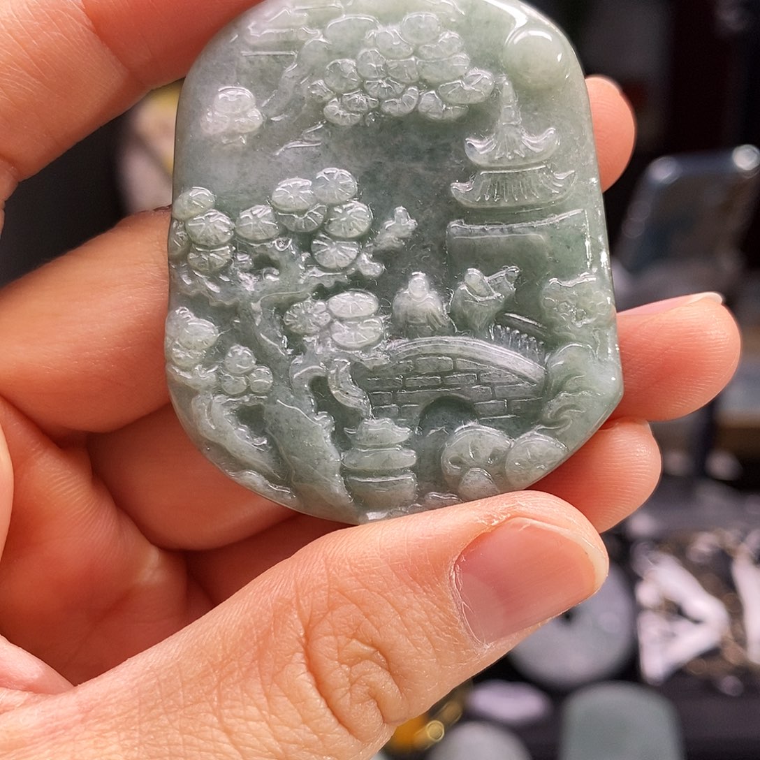 翡翠未镶嵌颈饰山水