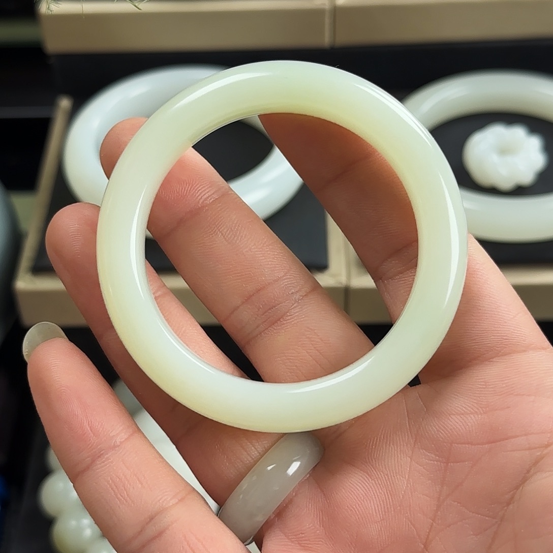 和田玉未镶嵌手镯俄料奶绿