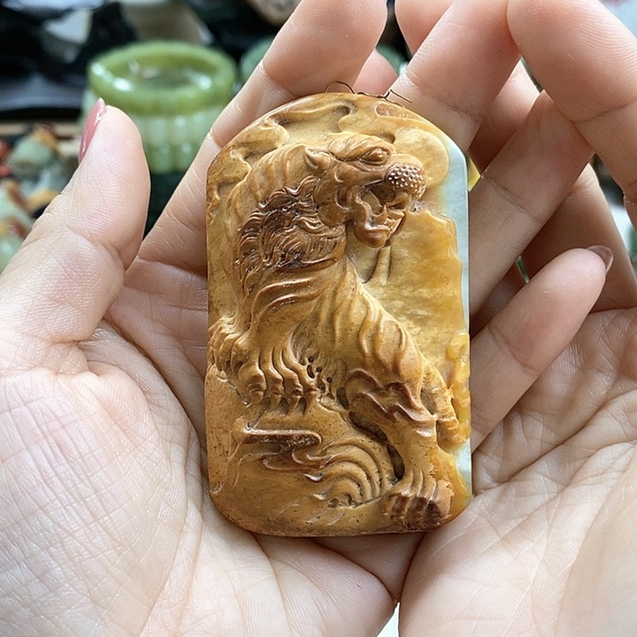 透闪石质玉未镶嵌颈饰