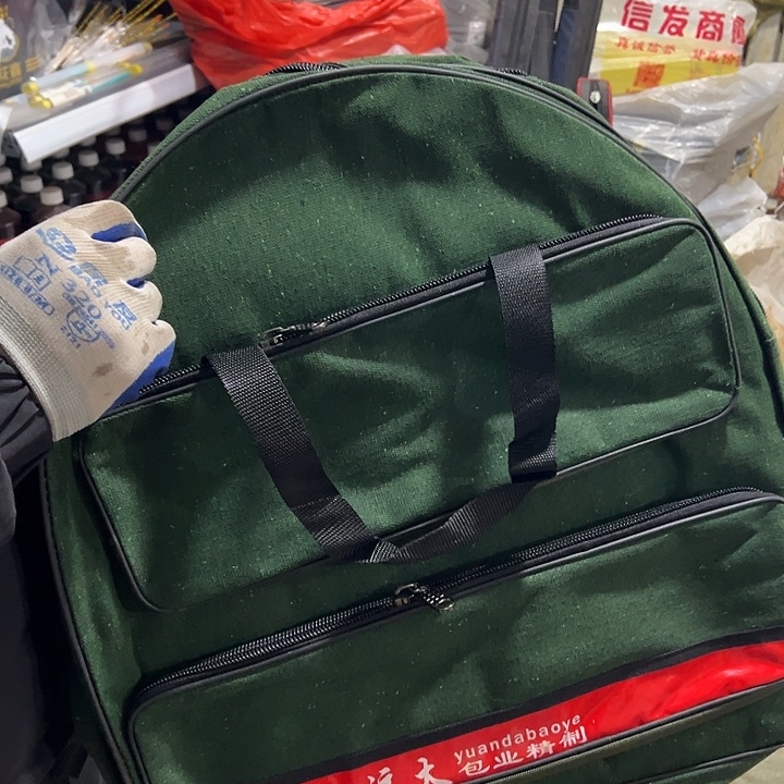 随机发一个绿色双层渔护包