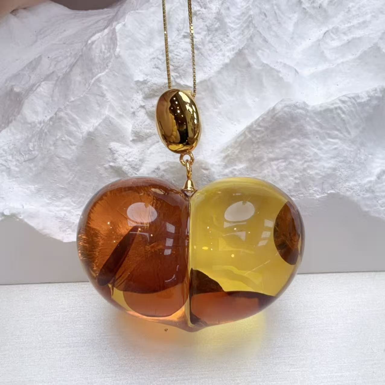 花珀屁桃吊坠 银镶嵌天然琥珀百搭精美吊坠