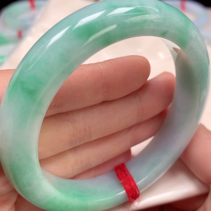 翡翠手镯未镶嵌阳绿飘花10号