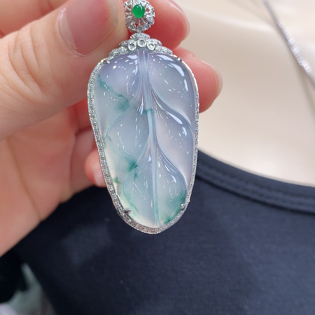 翡翠18K金镶嵌颈饰叶子