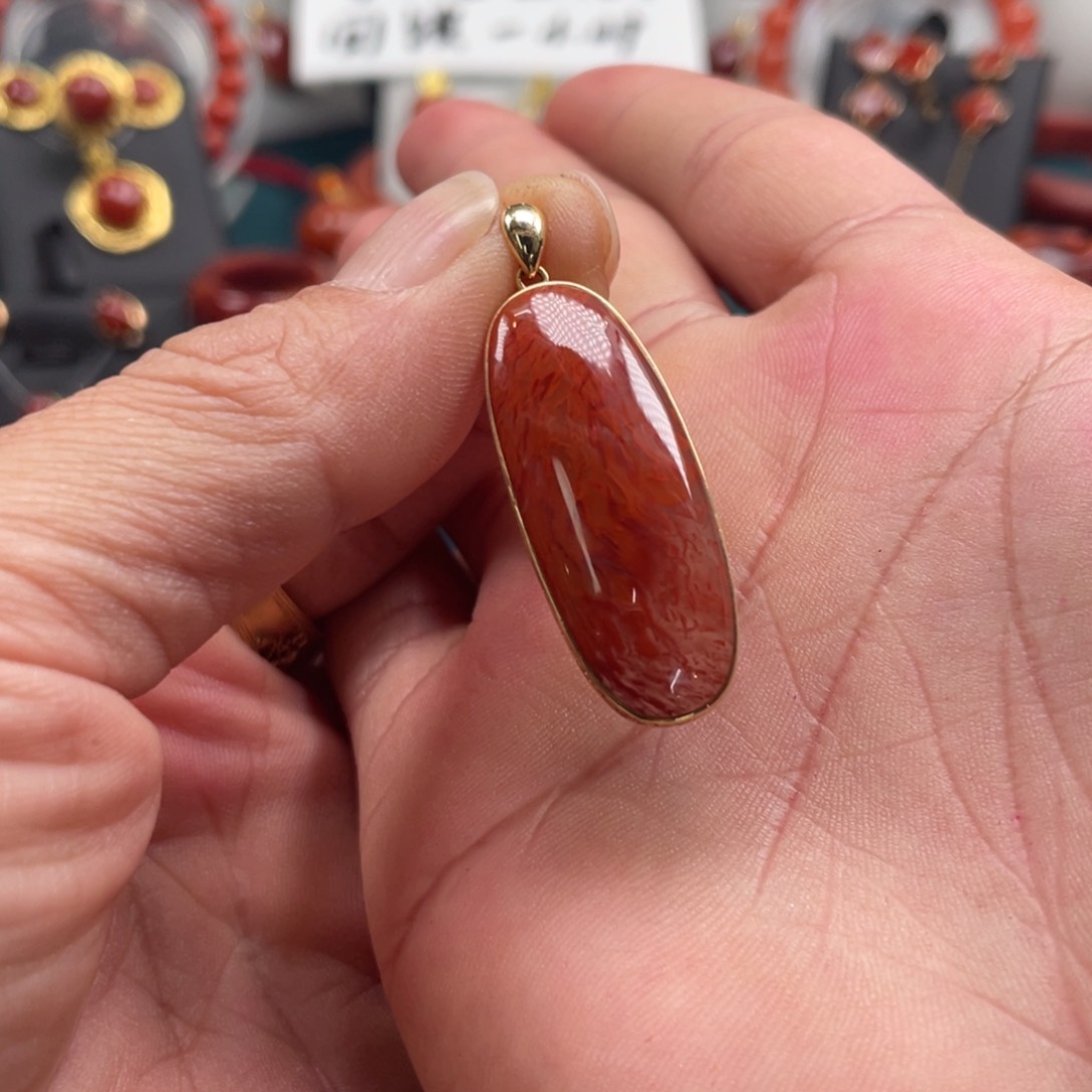 南红玛瑙川料火焰南红吊坠18K金镶嵌