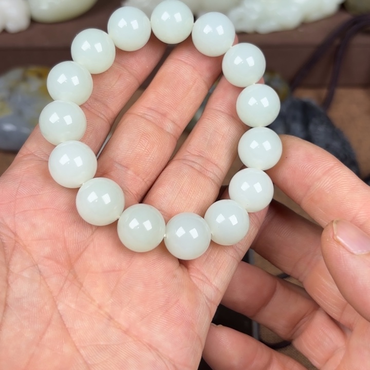 L***K和田玉未镶嵌颈饰