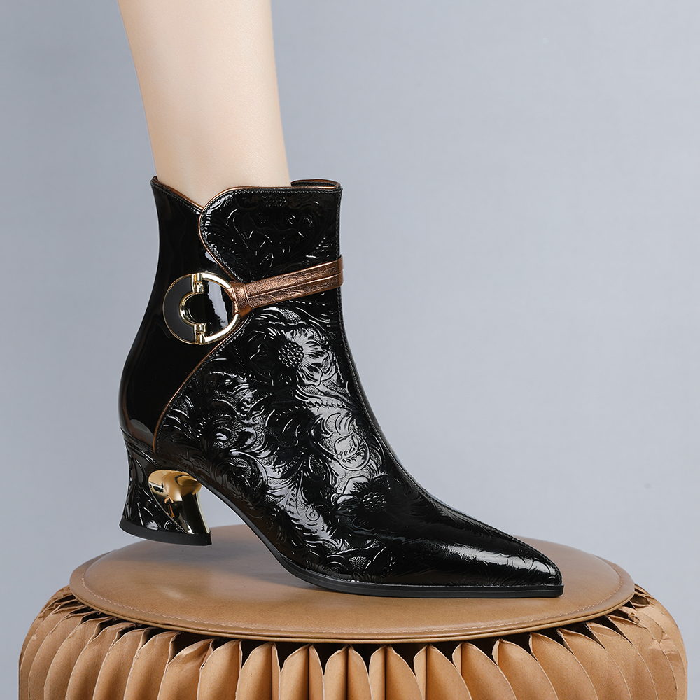 2024年秋冬欧美风时尚尖头粗跟设计重工压花黑色短靴女8043