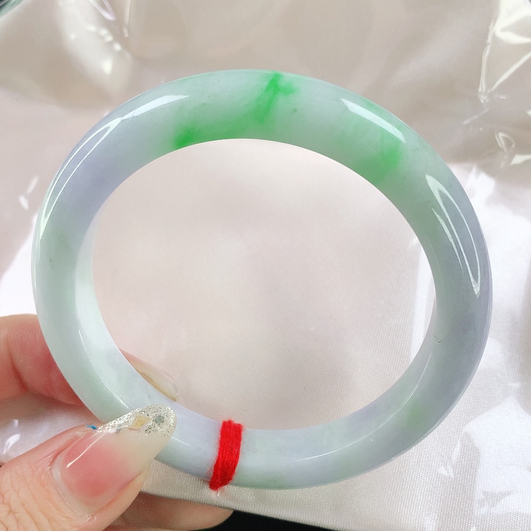 翡翠手镯未镶嵌有纹裂抠手