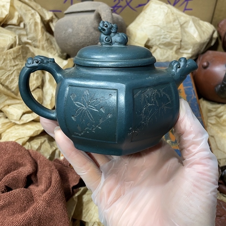 紫砂茶壶矿泥料，手工制作的一把紫砂壶。