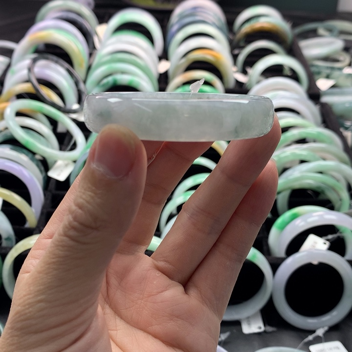 翡翠手镯未镶嵌翡翠